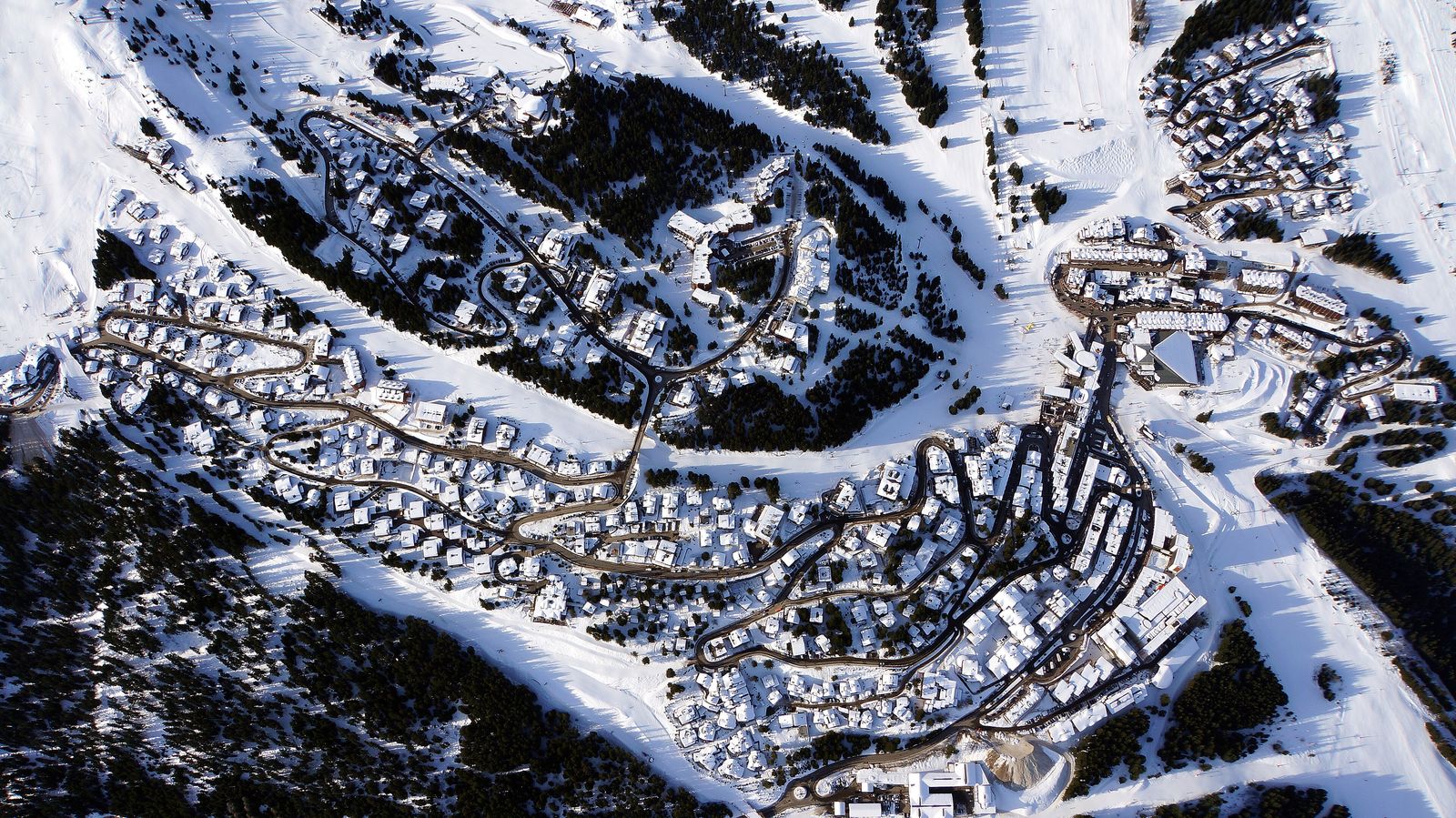 Vista aérea de Courchevel 1850 coberta de neve