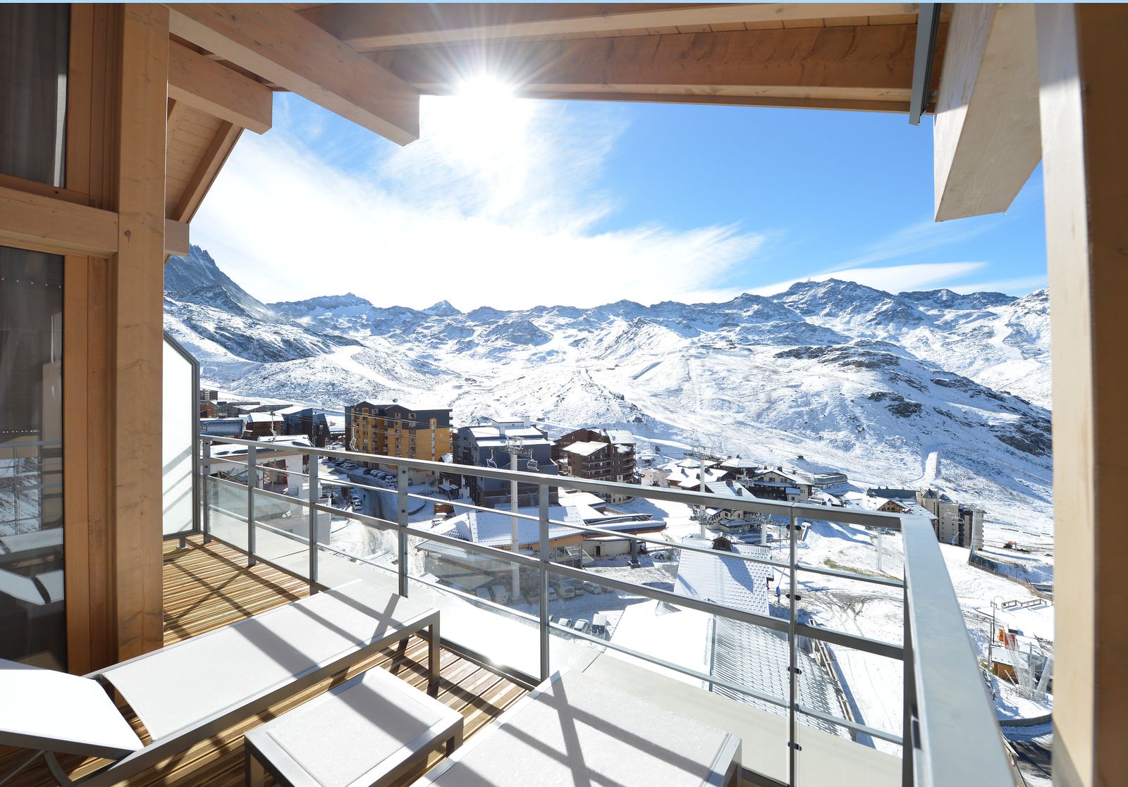 Varanda de quarto com vista para a estação e o domínio nevado