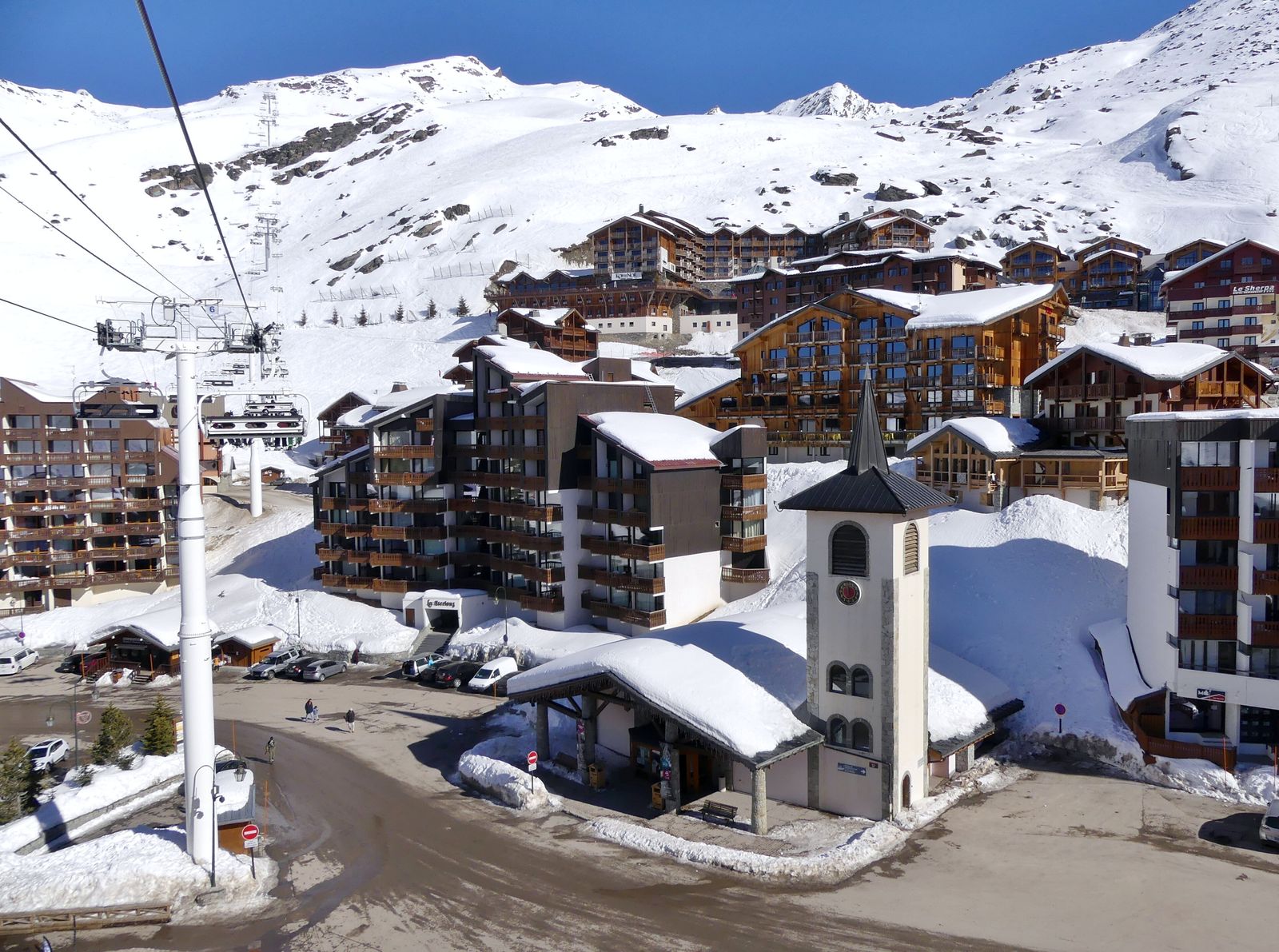 Capela e prédios de Val Thorens vistos do teleférico